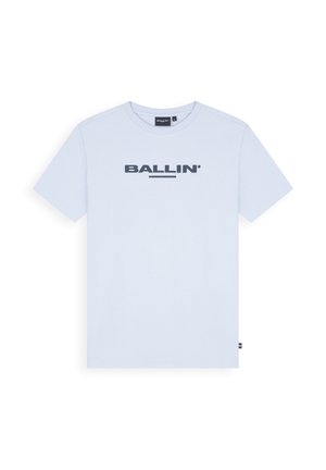 Lichtblauw T-shirt met korte mouwen en een ronde hals, met "BALLIN'" in vette marineblauwe letters gedrukt, gecentreerd op de borst.