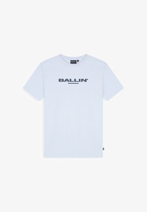 Lichtblauw T-shirt met korte mouwen en een ronde hals, met "BALLIN'" in vette marineblauwe letters gedrukt, gecentreerd op de borst.