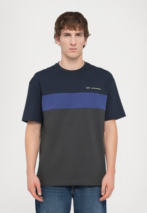 TRAIN ATHLETIC TEE  - Print T-shirt - armani blue