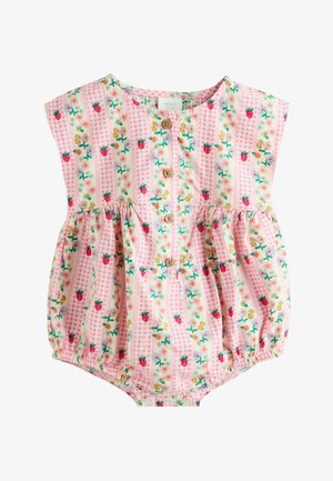 Salopetă roz pentru bebeluși cu mâneci scurte, nasturi în față, închideri cu capse și imprimeu cu căpșuni și flori peste un model în carouri.