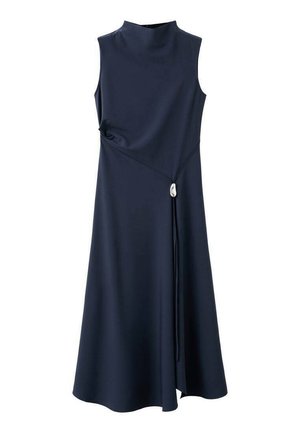 Robe sans manches bleu marine avec un col haut, tissu drapé, silhouette en A et un accent décoratif en ton argenté à la taille.