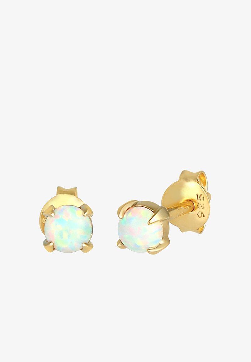 Boucles d’oreilles puces en or avec pierres d’opale blanche rondes maintenues par quatre griffes et papillons marqués 925 pour argent sterling.