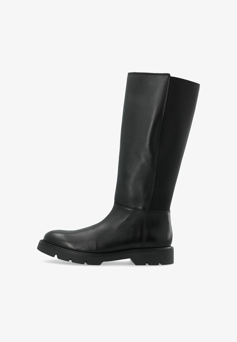 Botas negras hasta la rodilla con un frente de cuero suave y una parte trasera de tejido elástico. Suela de goma gruesa con un patrón de relieve texturizado.