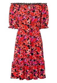 Květinové šaty s odhalenými rameny v červené a růžové barvě na černém pozadí, se staženým pasem a volánovými rukávy a lemem. Výrazný detail vázání u výstřihu.