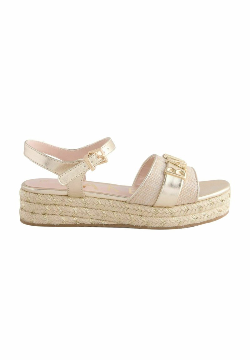 Open-toe wiggen met metalen gouden banden en een geweven jute platform. Bevat een verstelbare enkelband en textuuraccenten van stof.