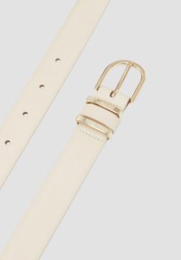 Crème leren riem met een gladde textuur, gouden metalen gesp en meerdere verstellingsgaten voor maatvoering.