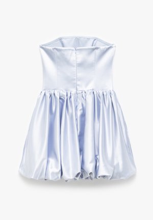 Robe en satin bleu clair avec un corsage structuré sans bretelles et une jupe froncée. Dotée d'une fermeture éclair à l'arrière dissimulée. Texture lisse sur l'ensemble.
