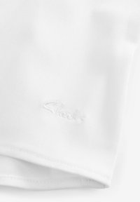 Tessuto bianco con una superficie liscia. Presenta un discreto logo ricamato "Clarks" nell'angolo inferiore. Design minimalista.