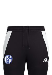 Zwarte sportbroek met witte zijpanelen, elastische tailleband met trekkoord, voorzien van een geborduurd blauw-wit logo en drie-strepen accent.