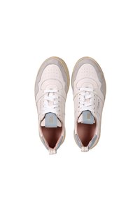Sneakers in pelle bianca con accenti in camoscio grigio, punta tonda, design con lacci, perforazioni laterali e un'etichetta blu sulla linguetta. Suola di colore chiaro.