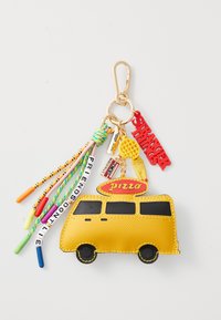 Geel faux leren sleutelhanger in de vorm van een pizza bezorgbus, met multicolore franjes, bedels en tekstlabels met decoratieve accenten.