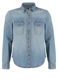 Chemise en denim bleu clair à manches longues, avec fermeture boutonnée devant, deux poches poitrine à rabats boutonnés, et un col pointu.