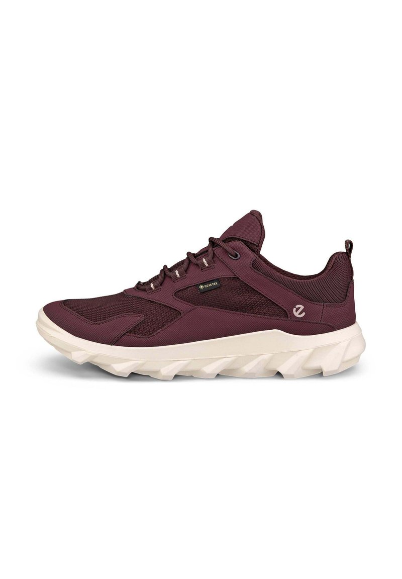 Scarpe sportive marroni con tomaia in mesh e sintetico, suola bianca testurizzata e dettagli del logo visibili; progettate per confort e trazione.