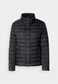 Veste matelassée noire avec col montant et boutons-pression à l'avant, manches longues et logo discret sur la poitrine gauche.