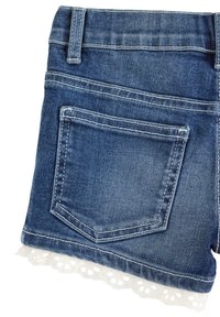 Denimshorts i mellemblå med en struktureret overflade, der har en scalloped hvid blondekant ved kanten og en enkelt baglomme.