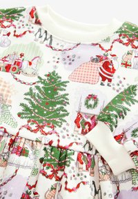 Weißes Kleid mit festlichen, illustrierten Drucken von Bäumen, dem Weihnachtsmann, Tieren und Geschenken. Rippkragen und geraffter Rockdesign.