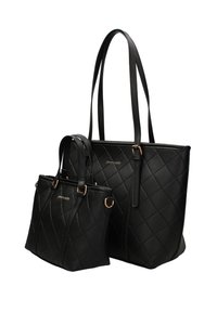 Set di borse in ecopelle nera composto da una borsa tote più grande con manici lunghi e una borsa a mano più piccola, entrambe con motivo a rombi e dettagli dorati.