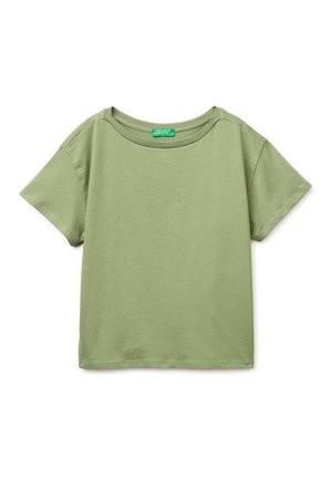 Kurzärmeliges, hellgrünes Baumwoll-T-Shirt mit Rundhalsausschnitt und legerer Passform, flach auf weißem Hintergrund liegend.