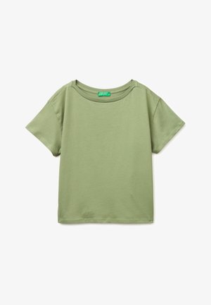 Krótki rękaw, jasnozielona bawełniana koszulka z okrągłym dekoltem i luźnym krojem, położona płasko na białym tle.