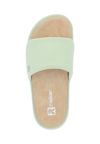 Chausson vert clair à enfiler avec une tige lisse, semelle intérieure beige douce et lettrage blanc de marque. Design arrondi et ouvert à l'avant.