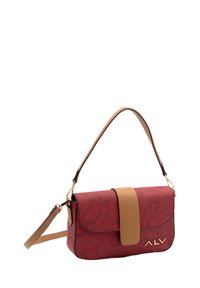 Borsa a tracolla rossa in ecopelle con texture liscia, accessori in oro e chiusura a patta marrone. Presenta motivi a tema viaggio impressi.