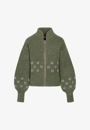 Grønn ullgenser med glidelås, ribbestrikket krage, mansjetter og kant, med hvite "H"-mønstre på ermer og kropp.