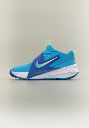 Ярко синьо и бяло спортно обувка Nike с горна част от мрежеста материя, тюркоазен знак Swoosh и неоново зелени дръжки на петата и езика.