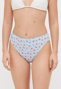 Visoko pasu bikini hlačke z lahkotnim modrim karo vzorcem, ki vsebuje rdeče jagode. Mehka tkanina z elastičnim pasom.