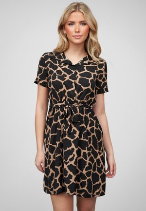 Robe à manches courtes avec un motif imprimé girafe noir et marron. Présente un col et une ceinture ajustable à la taille.
