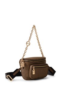 Sac en bandoulière en cuir brun texturé avec des zippers en or, poche avant, et une anse en chaîne dorée associée à une sangle noire réglable.