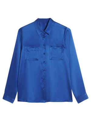 Satijnen blauwe blouse met een kraaglijn, lange mouwen, twee borstzakken en knoopsluiting aan de voorkant. Soepele, glanzende textuur.