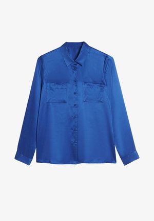 Satinblaue Bluse mit kragenförmigem Halsausschnitt, langen Ärmeln, zwei Brusttaschen und Knopfverschluss vorne. Glatte, glänzende Textur.
