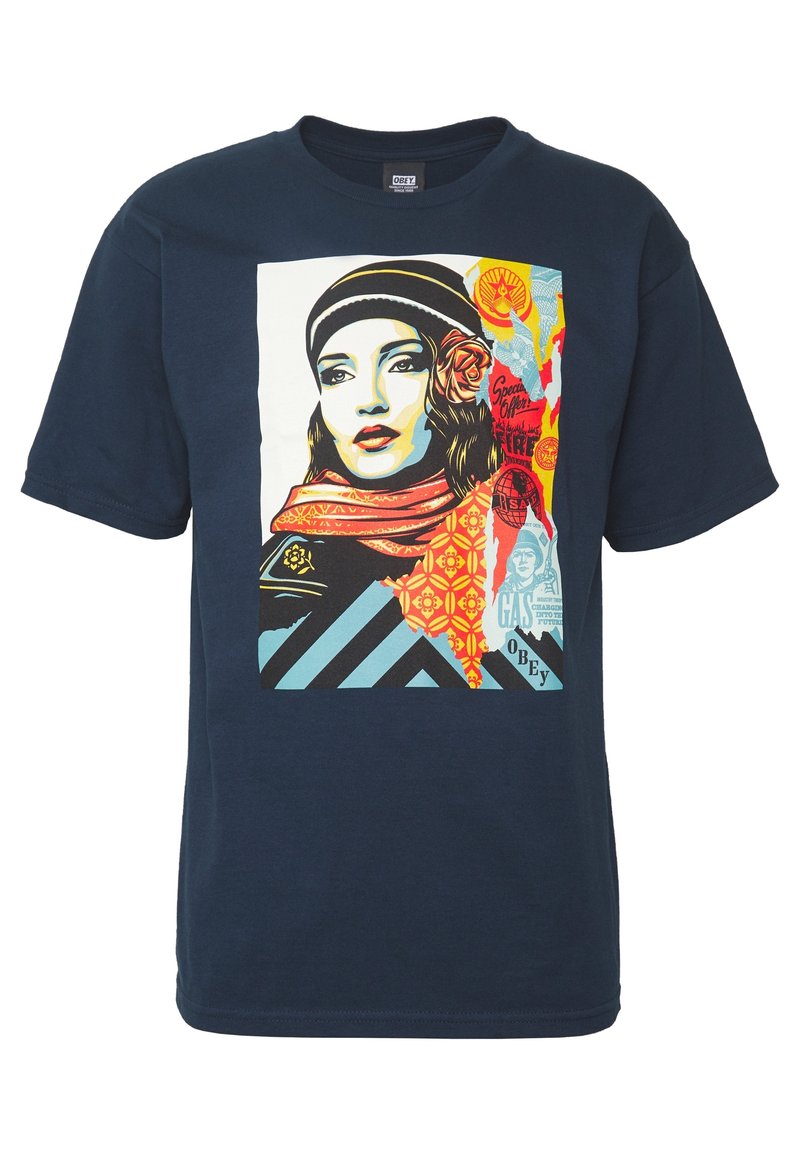 Marinblå bomulls t-shirt med ett stort, färgglatt grafiskt tryck av en kvinna, med detaljer som en halsduk, blommiga accenter och geometriska mönster.