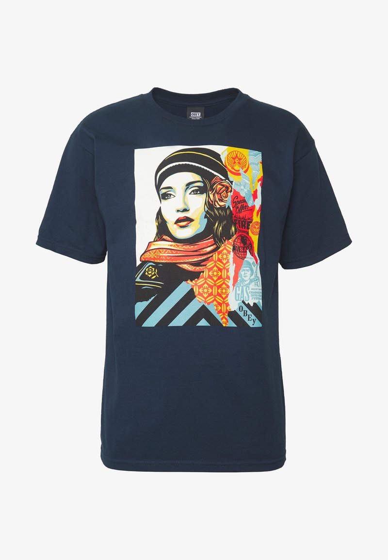 T-shirt en coton bleu marine avec un grand imprimé graphique coloré d'une femme, comportant des détails tels qu'une écharpe, des accents floraux et des motifs géométriques.