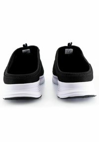 Svarta sneakers med en slät textilövre, rund form, låg design och vit gummisula med strukturerat mönster.