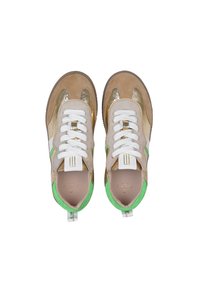 Sneaker con tomaia in suede beige, dettagli metallici dorati, lacci bianchi e dettagli verdi sul tallone. Punta rotonda con suola testurizzata.