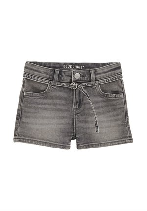 Pantalones cortos de mezclilla negra desgastada con trabillas para cinturón, botón y cremallera delanteros, bolsillos frontales y un cinturón estrecho de tela.