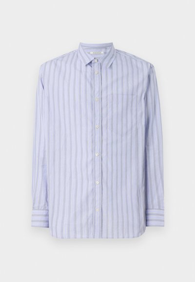 Pikae varrukatega nööpidega särk helesinisel taustal, millel on valged ja kollased püstised triibud, sisaldab rinnataskut ja klassikalist kraedi krage.