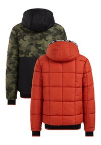 Kaksi hupparia: yksi kamouflagevihreä ja musta, jossa on sileä kangas, ja yksi kirkkaan punainen toppatakki, jossa on tiivistetty kuvio ja ribbikujat.