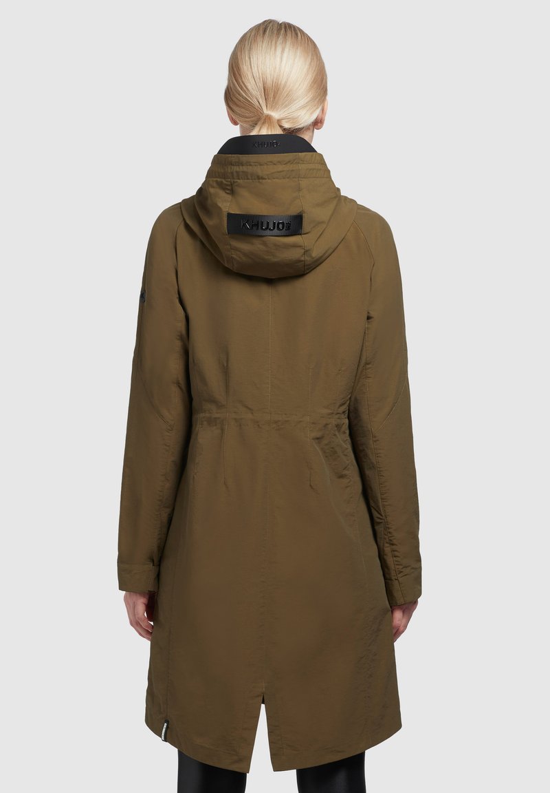 Olivgrüne Parka mit Kapuze, tailliert, mit langen Ärmeln und gespaltenem Saum. Markenlogo auf dem Kragen auf der Rückseite.