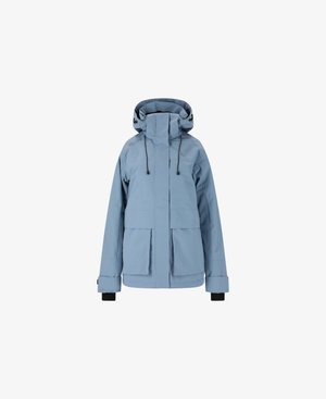 Lichtblauwe waterdichte jas met capuchon, ritssluiting en drukknopen, twee voorzakken, verstelbare manchetten en een structuurdesign in de stof.