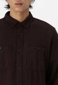 GAP BRUSHED UTILITY - Formalna srajca - dark brown