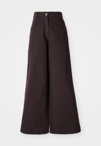 Pantaloni a gamba larga in tessuto marrone scuro, con chiusura frontale a bottone, vita alta e texture liscia. Design semplice senza fantasie.