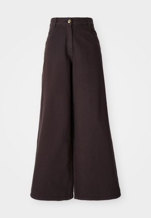 Pantaloni a gamba larga in tessuto marrone scuro, con chiusura frontale a bottone, vita alta e texture liscia. Design semplice senza fantasie.