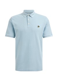 Polo bleu clair en coton avec un col classique, trois boutons et un petit logo brodé sur la poitrine gauche.