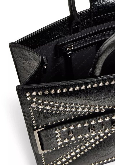 Borsa a tote in pelle nera con borchie argentate, forma rettangolare, doppi manici e tasca interna con zip. Finitura testurizzata all'interno.