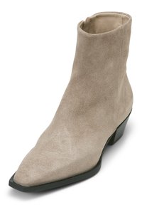 Beżowe zamszowe botki za kostkę z ostrym noskiem, delikatną fakturą i niskim, czarnym słupkowym obcasem. Górna część bez szwów, bez widocznych zapięć.