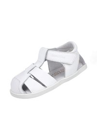 Sandalia de piel blanca con puntera cerrada, lados abiertos y correa ajustable de Velcro. Suela texturizada para un buen agarre y comodidad.