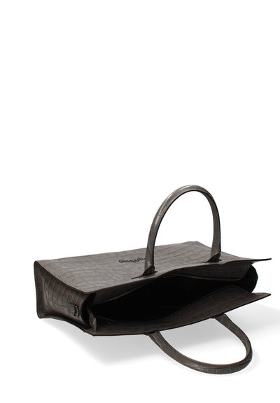 Sac fourre-tout en cuir synthétique gris foncé avec texture crocodile, doté de poignées arrondies et d'un dessus ouvert, comprenant une poche zippée à l'intérieur et une doublure en tissu.