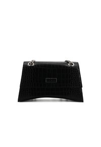 Borsa in ecopelle nera effetto coccodrillo con un design strutturato, dettagli in catena argentata e base curva. Presenta una placca con logo sul fronte.